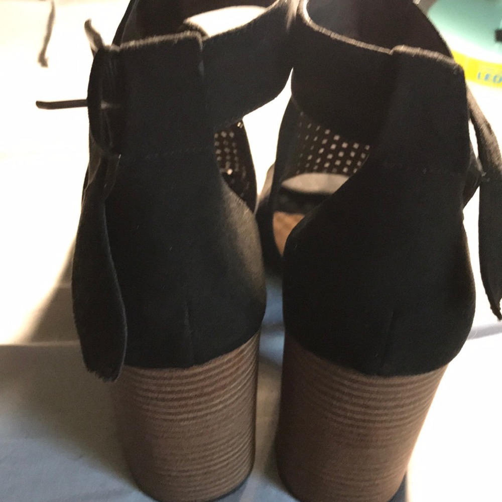 Heels - Picture 3 of 4